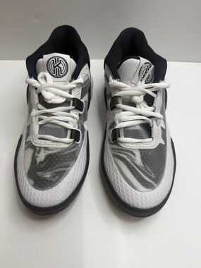 Nike Kyrie 8 GO (GS) Boys Low Top Basketball Sneakers 4Y